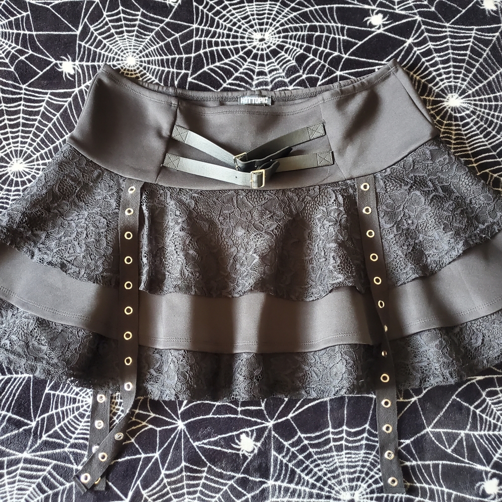 HOT TOPIC LACE MINI SKIRT